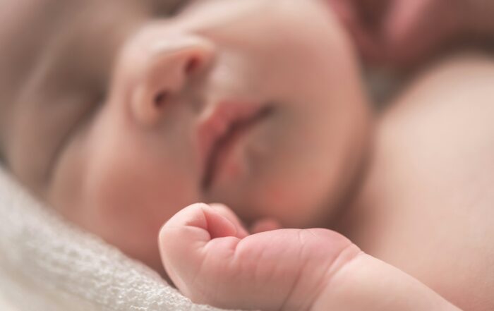 bébé endormi sur textile blanc